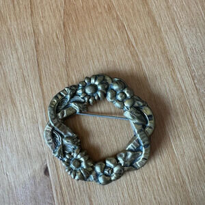 Vintage Antique Gold Flower Wreath Brooch